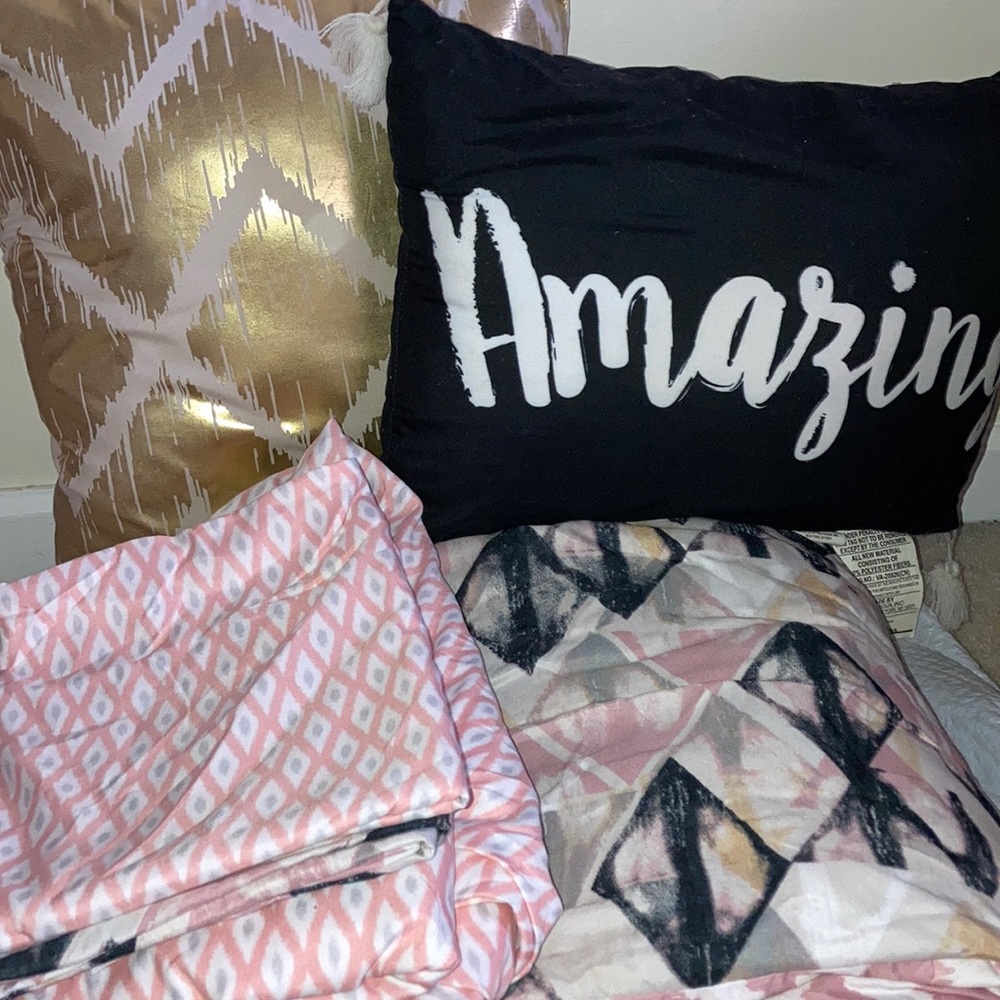 Twin/ twin XL bedding with pillows and sheet set